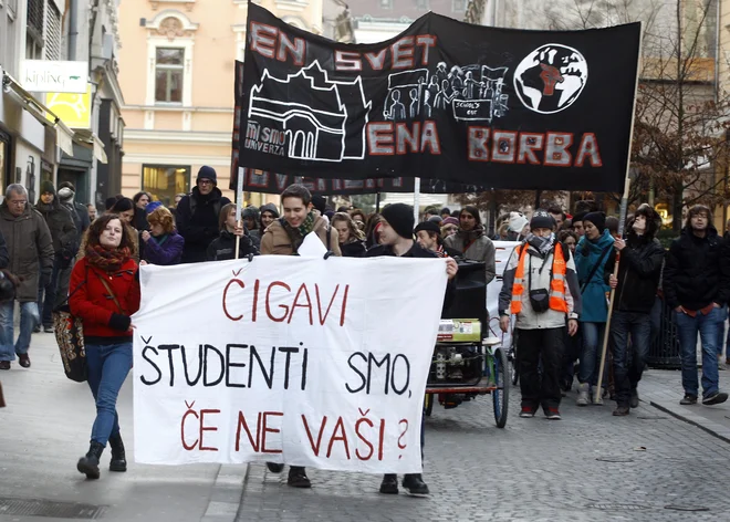 Študentje trdijo, da so današnje razmere podobne tistim iz leta 1968, le da so posodbljene. Od vlade pričakujejo takošnje reševanje njihove problematike. Foto Aleš Černivec