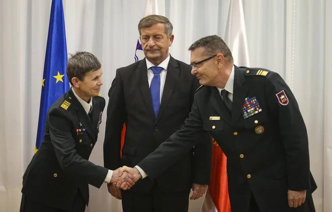 Načelnica generalštaba SV Alenka Ermenc, obrambni minister Karl Erjavec in nekdanji načelnik GŠ SV Alan Geder. FOTO: Jože Suhadolnik