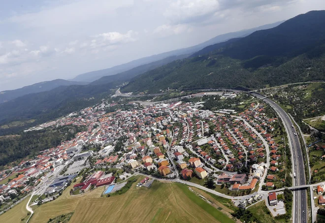 Postojna, ena od občin s povišanim tveganjem za izpostavljenost radonu. Foto Tomi Lombar/delo