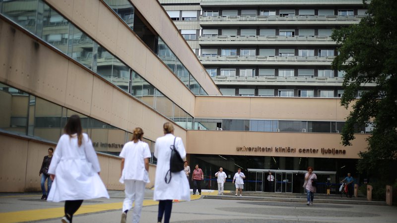 Fotografija: Denar za višje stroške je bolnišnicam trenutno obljubljen le na papirju, pri čemer ni jasno, iz katerega vira bo nakazan. FOTO: Leon Vidic