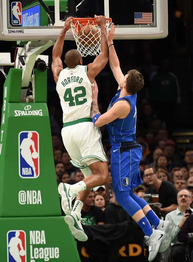 Bostonov center Al Horford je bil za Luko Dončića prevelik zalogaj. FOTO: Reuters