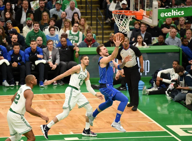 Z nekaj akcijami je Luka Dončić navdušil tudi zahtevne navijače v znameniti dvorani Garden v Bostonu. FOTO: Reuters