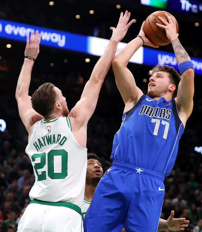 Bostonov zvezdnik Gordon Hayward je bil blizu dvojnega trojčka, naš zvezdnik Luka Dončić pa je bil od dvojnega dvojčka oddaljen le en skok. FOTO AFP