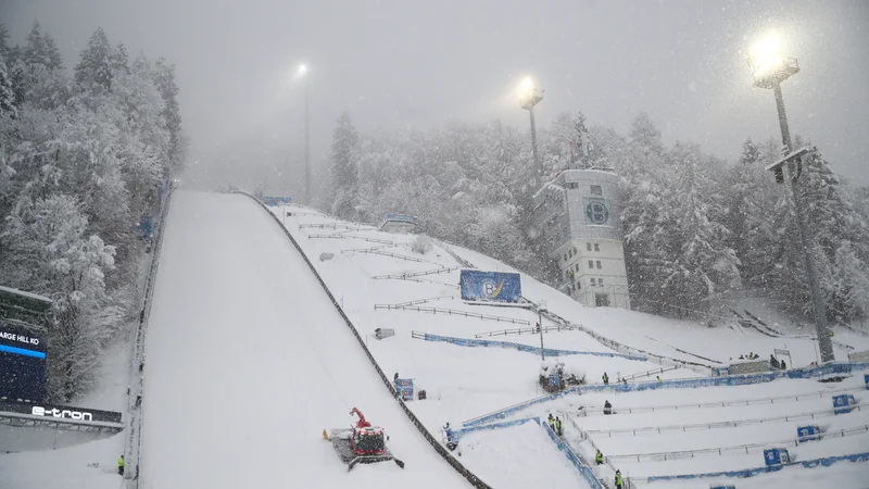 Fotografija: V Bischofshofnu je skakalce pričakala prava zimska pravljica, ki pa je žal onemogočila izvedbo kvalifikacij. FOTO: Reuters