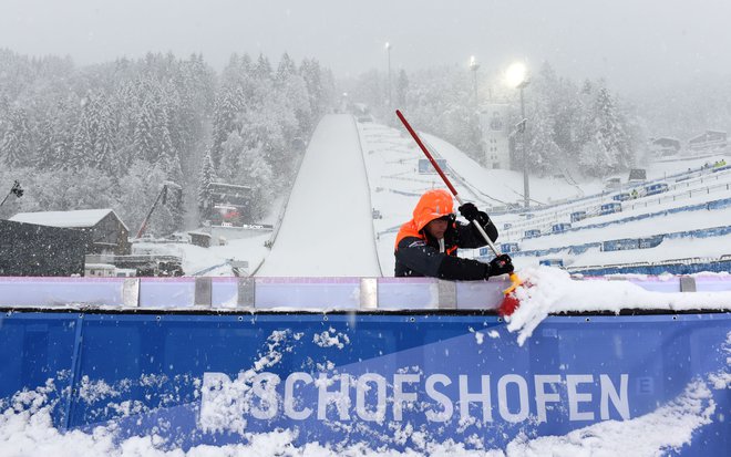 V Bischofshofnu je skakalce pričakala prava zimska pravljica, ki pa je žal onemogočila izvedbo kvalifikacij. FOTO: AFP