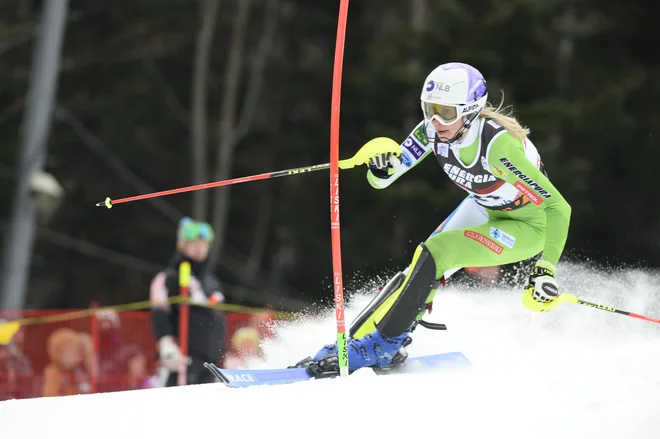 Ana Bucik pada po lestvici navzdol. &raquo;Ni mi najlažje,&laquo; pravi po številnih spodrsljajih. FOTO: Goran Mehkek/Cropix