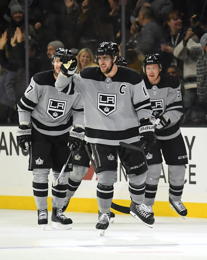 Anže Kopitar (na sredini) se je takole veselil svojega jubilejnega 300. gola v NHL. FOTO: AFP