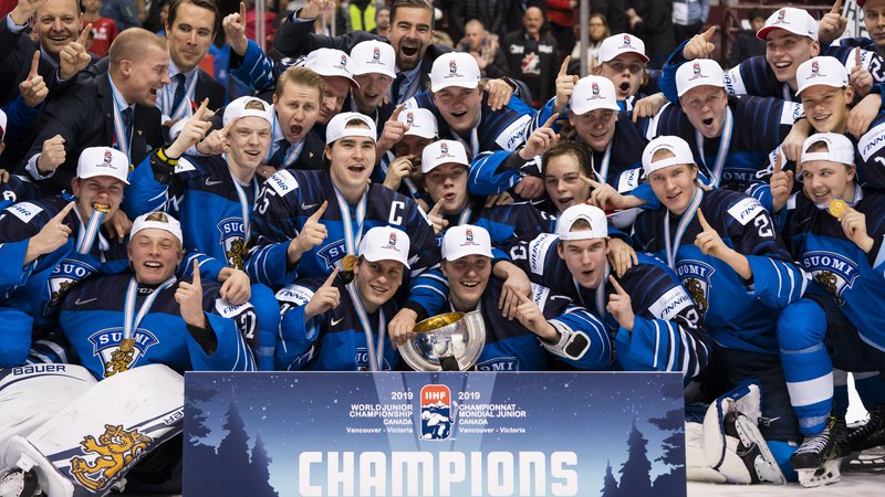 Fotografija: Finski hokejski upi so se petič po letih 1987, 1998, 2014 in 2016 ovenčali z naslovom mladinskih svetovnih prvakov. FOTO: AFP