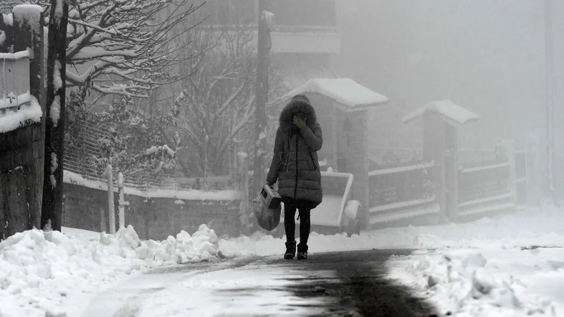 Fotografija: V Grčiji že nekaj dni vztrajajo izjemno nizke temperature. FOTO: Sakis Mitrolidis/AFP