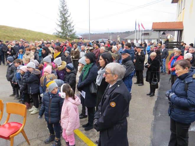 Množica ljudi se je danes udeležila spominske slovesnosti v Dolnjem Suhorju. FOTO: Bojan Rajšek/Delo