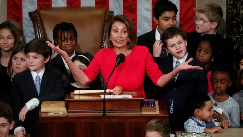 Fotografija: Nancy Pelosi je vodstvo spodnjega doma prevzela obdana z otroki in v razigrani slovesnosti, ki je za nekaj ur zastrla turobnost ameriškega političnega vsakdana. FOTO: Reuters