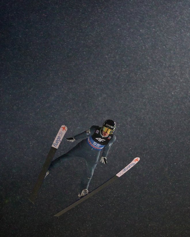 Timi Zajc ni hotel komunicirati z nikomer, ampak je jezo hladil v kabini za preoblačenje ob skakalnici. FOTO: Lisi Niesner/Reuters