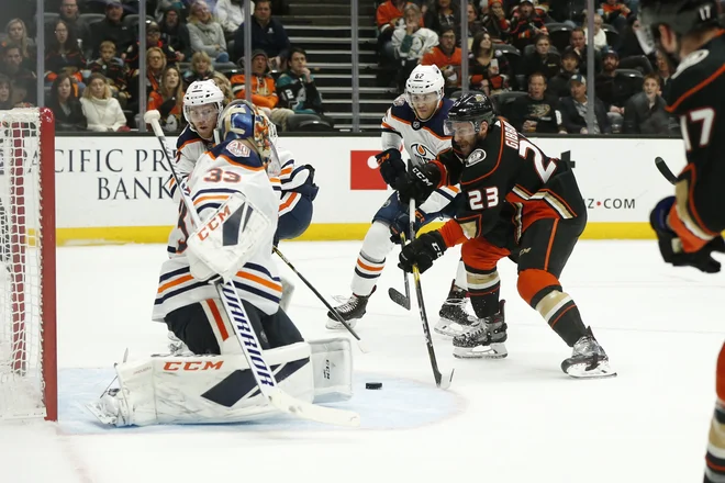 Cam Talbot je zaustavil tudi ta poskus Briana Gibbonsa. FOTO: Katharine Lotze/AFP