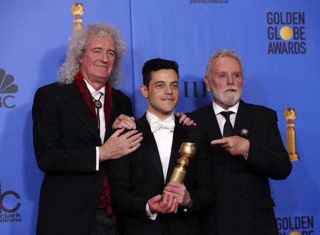 Rami Malek v družbi dveh članov skupine Queen - Briana Maya in Rogerja Taylorja. FOTO: Reuters