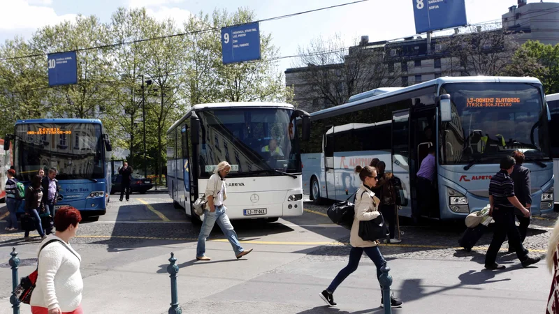 Fotografija: Edina prava konkurenca javnemu prevozu je osebni avtomobil. FOTO: Mavric Pivk/Delo