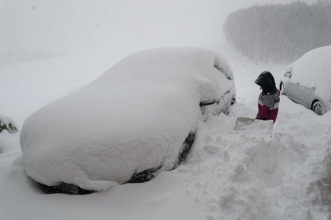 Toliko snega je bilo v soboto v avstrijskem Salzburgu. FOTO: Franz Neumayr/AFP