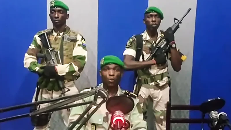 Fotografija: Pripadniki gabonske vojske so danes zjutraj poslopje nacionalnega radiotelevizije, od koder so sporočili, da je v teku državni udar. FOTO: AFP