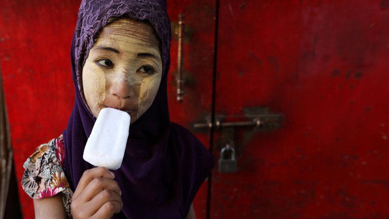 Fotografija: Portret burmanske deklice. Foto Ann Wang Reuters