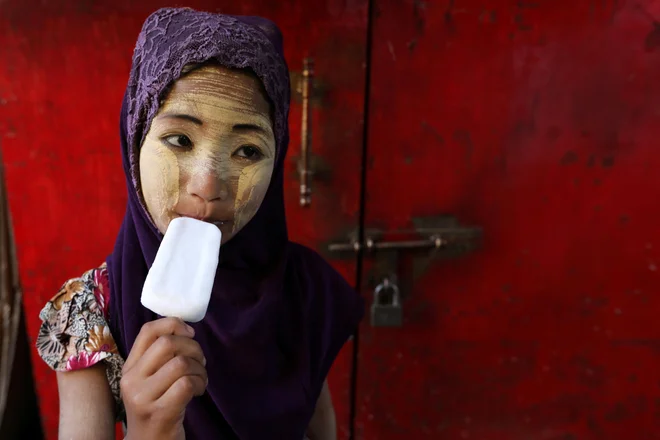 Portret burmanske deklice. Foto Ann Wang Reuters