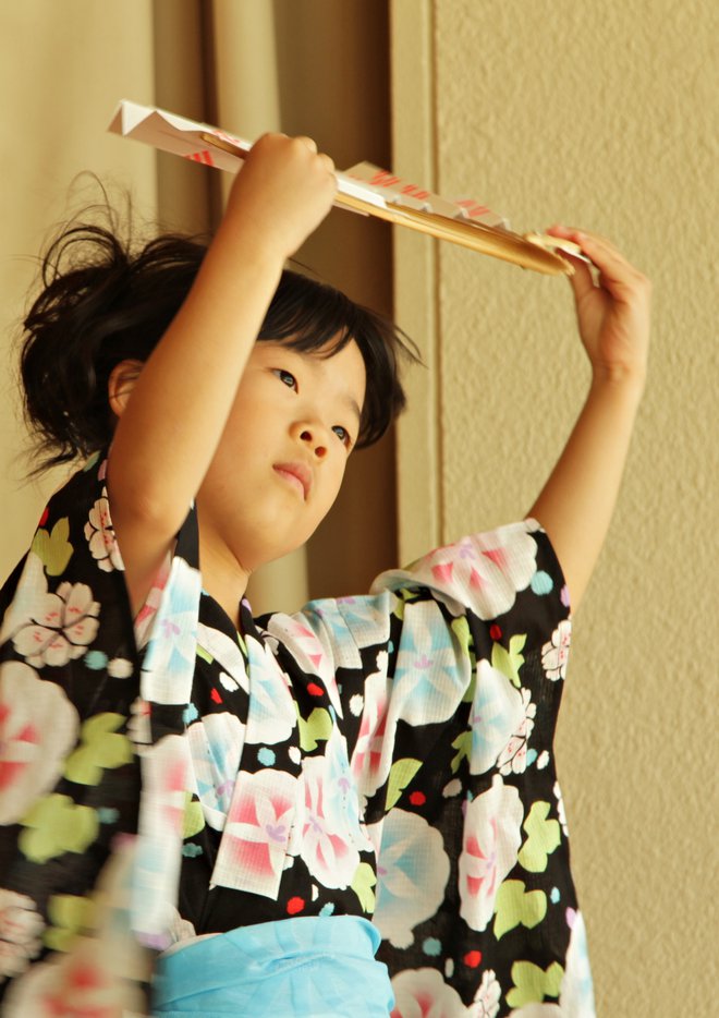 Kimono je tradicionalno oblačilo. Nekoč običajno in vsakdanje, danes pa si ga večina Japoncev nadene le med prazniki ali ob posebnih priložnostih.