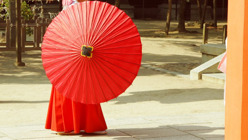 Fotografija: Vagase so japonski papirnati dežniki iz bambusovega lesa in povoskanega papirja.