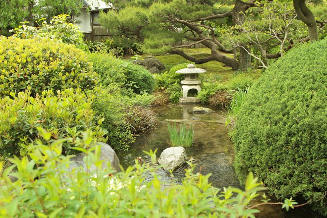 Zasnovo tradicionalnih vrtov spremljajo filozofske ideje in občutek za estetsko. Izogibajo se umetnemu okrasju, poudariti želijo predvsem naravno krajino.