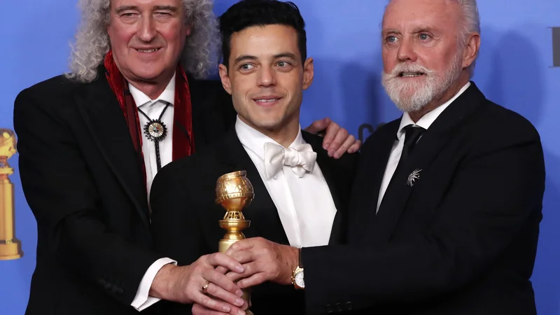 Fotografija: Rami Malek na nedeljski podelitvi zlatih globusov s članoma zasedbe Queen, kitaristom Brianom Mayem in bobnarjem Rogerjem Taylorjem. FOTO: Reuters