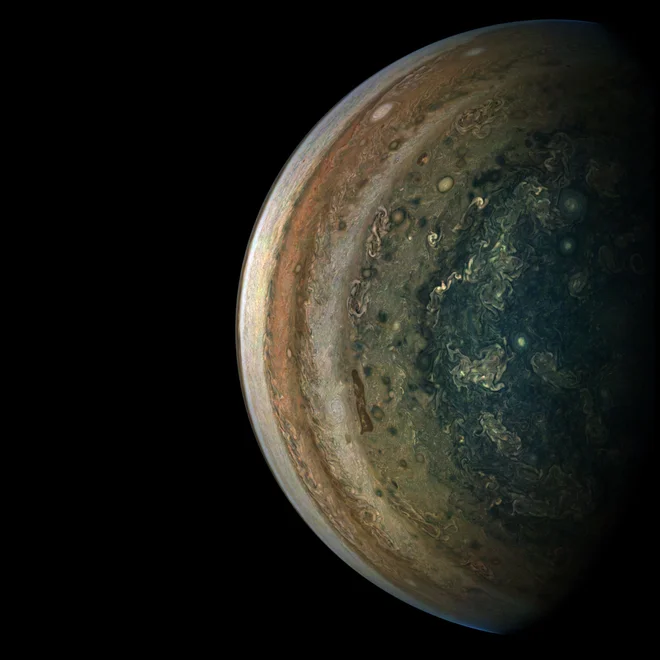 Jupitrov južni pol. FOTO: NASA/JPL-Caltech/SwRI/MSSS/Gerald Eichstädt 