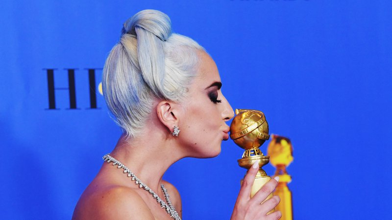 Fotografija: Lady Gaga je bila spregledana pri nagradi za glavno žensko vlogo, ne pa tudi med modnimi kritiki. FOTO: Kevin Winter/AFP