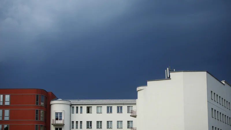 Fotografija: Po visoki rasti cen novih stanovanjskih nepremičnin v prejšnjih četrtletjih so se cene novih stanovanj in hiš v tretjem četrtletju znižale za 15,8 odstotka, cene rabljenih nepremičnin pa so se zvišale za 4,1 odstotka. Foto Roman Šipić