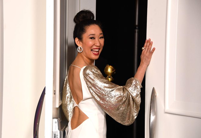 Sandra Oh v obleki, s katero je prejela zlati globus. Zvezdnica se je med prireditvijo večkrat preoblekla. FOTO: Mark Ralston/AFP