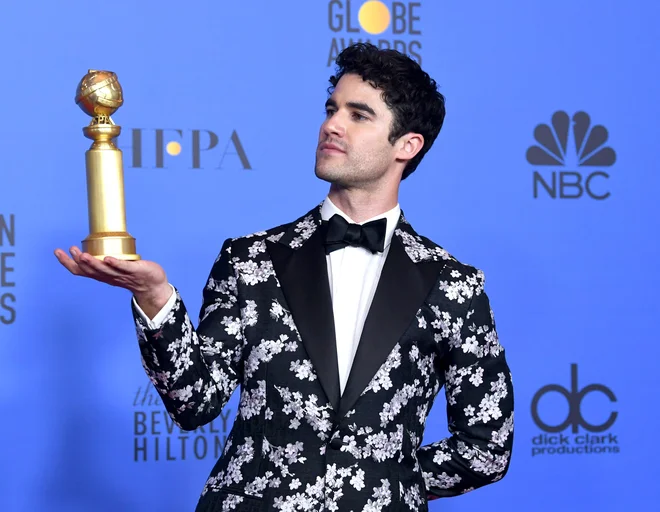 Darren Criss. Njegov suknjič res spominja na nekatere Ikeine izdelke? FOTO: Kevin Winter/AFP