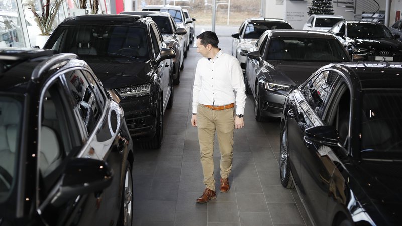 Fotografija: »Pri prodaji tako osebnih kot tudi komercialnih vozil je lizing daleč prevladujoč način financiranja prodaje – ocenjujemo, da je na ta način financiranih okoli 75 odstotkov nakupov,« pravi Mitja Otorepec. Foto Leon Vidic