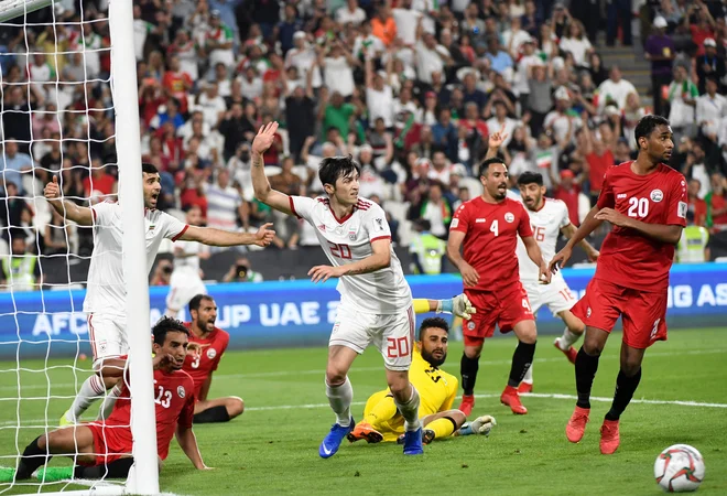 Iranski napadalec Sardar Azmoun (v sredini) je v prepričljivi zmagi proti Jemnu zabil en gol. FOTO: AFP