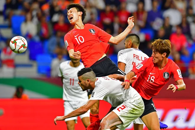 Težje od pričakovanj so eni od favoritov 17. azijskega prvenstva Južni Korejci strli Filipince. Napadalec Jaesung Lee je v tej akciji preskočil tekmece, a strel z glavo ni bil natančen. FOTO: AFP.