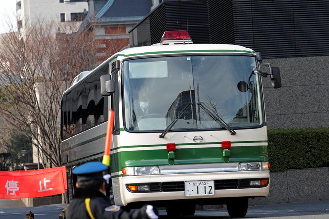 Carlosa Ghosna so na sodišče pripeljali v policijskem avtobusu. FOTO: Reuters