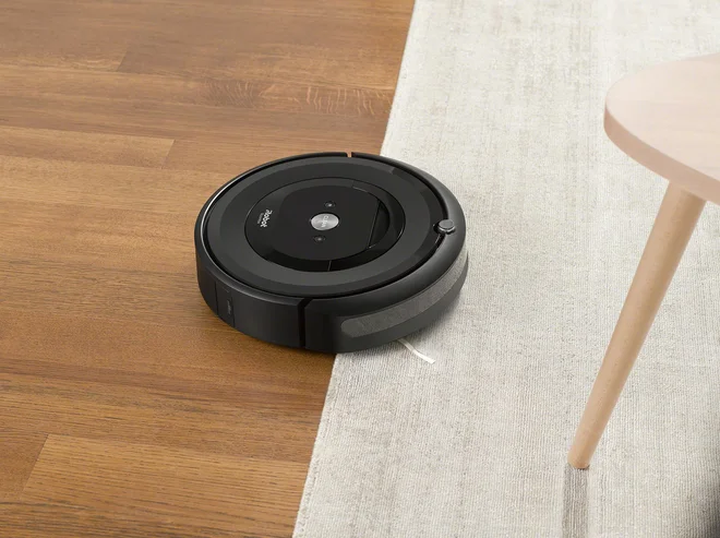 iRobot® zmore sesanje vseh trdih tal, tudi tepihov. Foto: iRobot