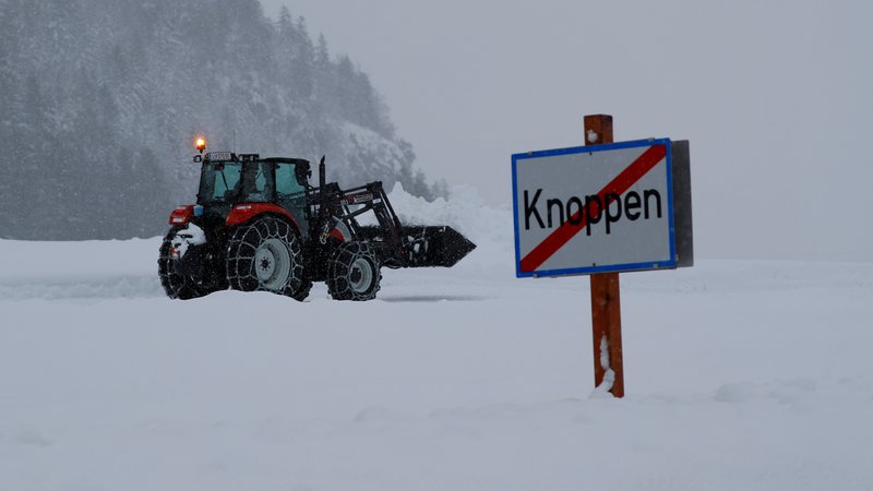 Fotografija: Zaradi močnega sneženja je v bavarskih in avstrijskih zimskošportnih središčih obtičalo na tisoče turistov. FOTO: Leonhard Foeger/Reuters