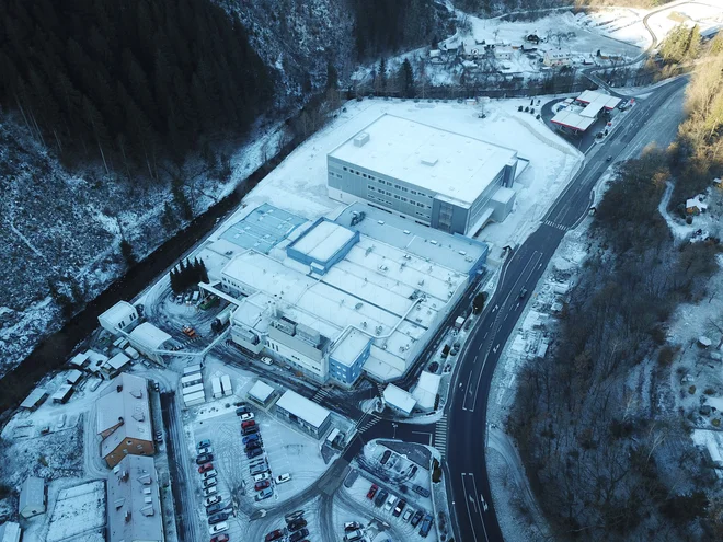 Lekova tovarna na Prevaljah je stisnjena med cesto skozi Mežiško dolino in reko Mežo, zato je najboljši pogled na velikost naložbe viden z zraka. FOTO: arhiv Lek