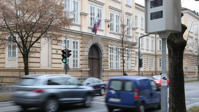 Fotografija: Kljub sodobni obliki in najnaprednejšemu vezju radar na Roški cesti v Ljubljani ne razlikuje med objestnimi vozniki in tistimi, ki so z modrimi lučmi na nujni vožnji. FOTO: Tomi Lombar/Delo