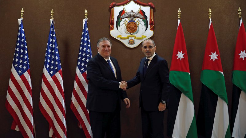 Fotografija: Ameriški zunanji minister Mike Pompeo je začel obisk Bližnjega vzhoda v jordanski prestolnici Aman. Na fotografiji z zunanjim ministrom Ajmanom Safadijem. FOTO: Reuters