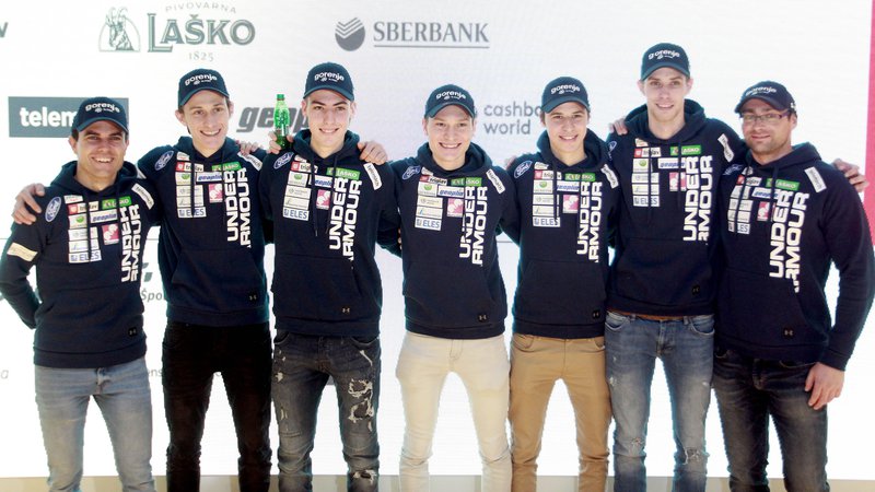 Fotografija: Slovenski skakalci so razočarali na novoletni turneji, na kateri ni nastopil Tilen Bartol (tretji z desne), ki se bo po zmagi v celinskem pokalu ekipi za svetovni pokal pridružil ta konec tedna v Val di Fiemme.
FOTO: Roman Šipić/Delo