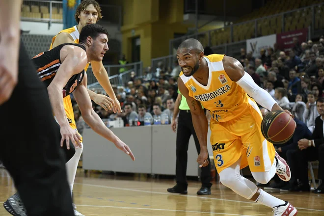 Lance Harris (z žogo) in Ivan Marinković (levo) sta potopila Novomeščane. FOTO: ABA