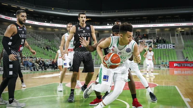 Fotografija: Virtus se je oktobra sprehodil skozi Stožice. Z žogo Jusuf Sanon. FOTO: Uroš Hočevar