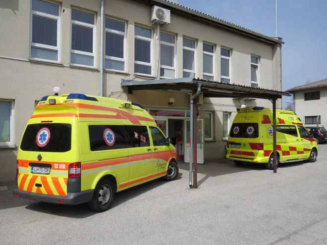 Reševalna vozila na nujni vožnji s prižgano modro lučjo pogosto švignejo mimo radarjev z večjo hitrostjo, kakor je dovoljena, zaradi česar jim mestni redarji in policisti pišejo obvestila o prekrških. FOTO: Bojan Rajšek/Delo