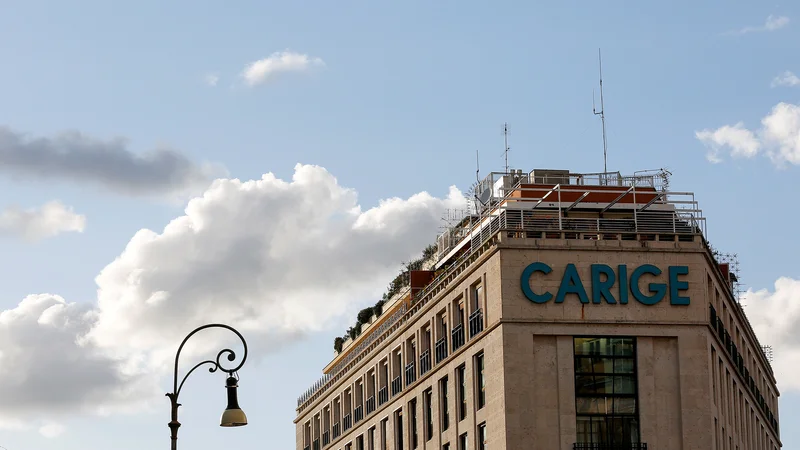 Fotografija: Italijanska država bo zagotovila likvidnost banke Carige s kupovanjem njenih obveznic. FOTO: Alessandro Bianchi/Reuters