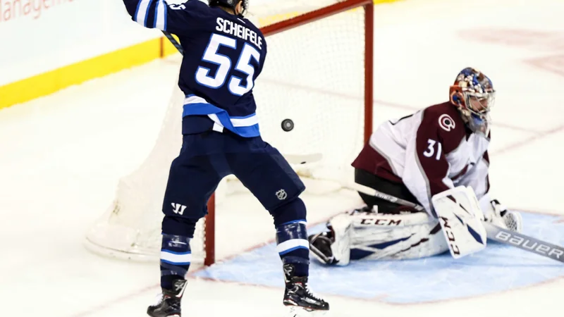 Fotografija: Med strelce se je, 23. v sezoni, vpisal tudi Mark Scheifele. FOTO: Terrence Lee/Reuters