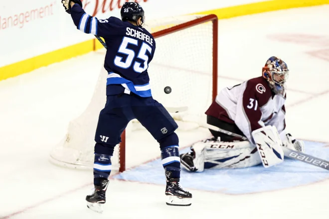 Med strelce se je, 23. v sezoni, vpisal tudi Mark Scheifele. FOTO: Terrence Lee/Reuters