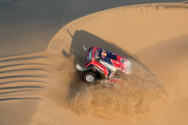 Utrinek iz 2. etape relija Dakar, ki je potekala od Piska do San Juana de Marcona vPeruju. Foto Carlos Jasso Reuters