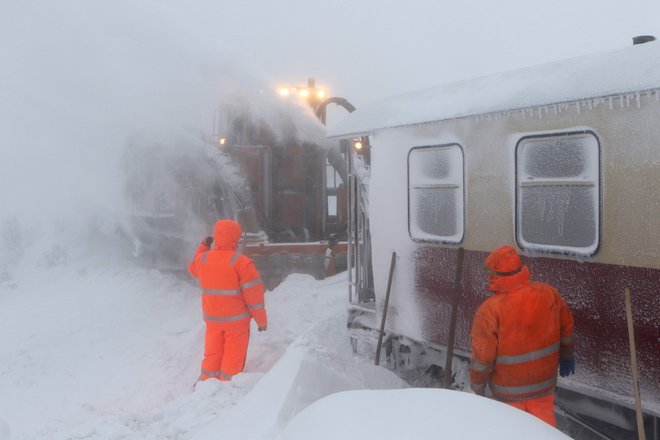 Sneg je ohromil tudi železniške povezave. FOTO: Matthias Bein/AFP